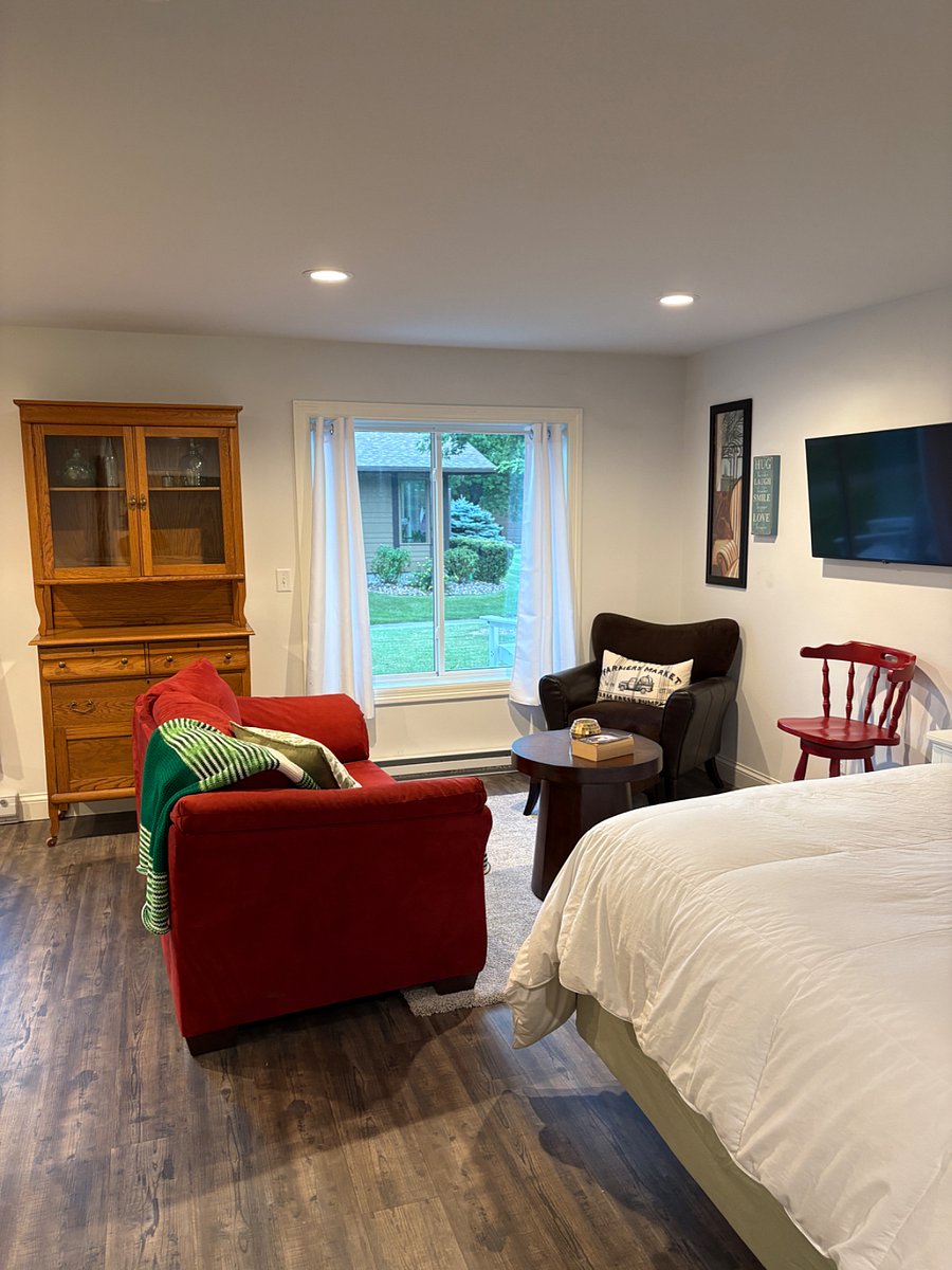 Cozy living room w/ Smart TV and great view!