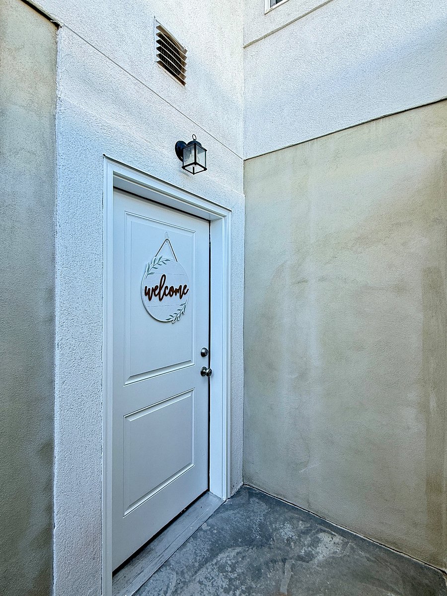 Your own private basement entrance