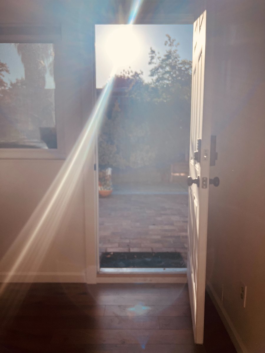 In the morning, the room is completely bathed in warm, golden light: a warm invitation to start the day.

