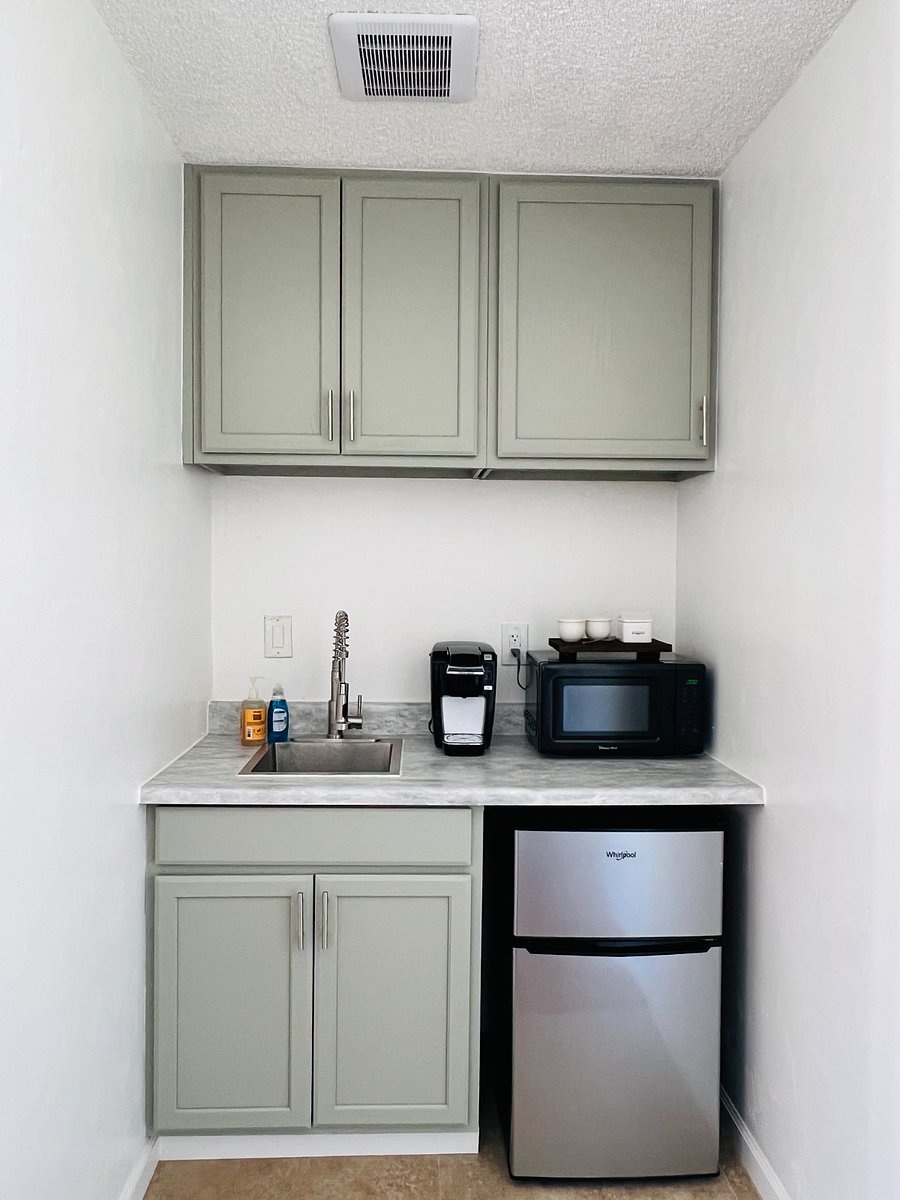 This kitchenette is a perfect solution for light meals and snacks, offering everything you need in a compact and tidy space. It features a sink for easy cleanup, a microwave for heating up leftovers or quick meals, and a refrigerator/freezer to keep your drinks and food fresh. A coffee maker is also provided, so you can enjoy a fresh cup of coffee whenever you like. 