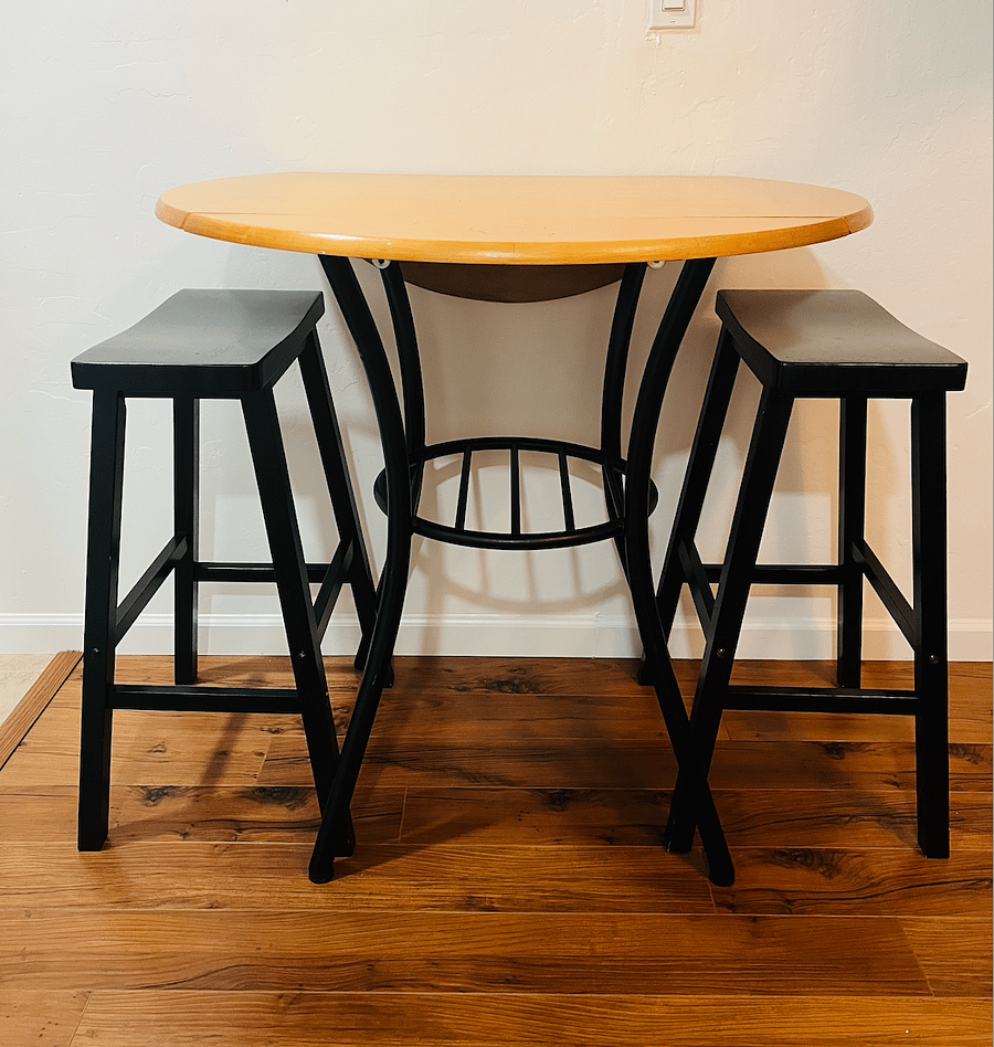A dedicated nook with a versatile pub-style table. This elevated spot is ideal for your quick morning coffee and breakfast, or for enjoying a cozy dinner in the evening.