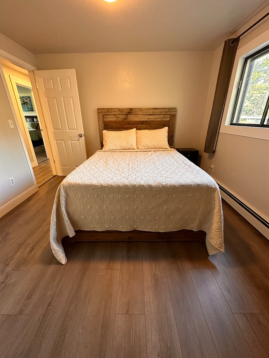 The second bedroom with a queen bed and a large closet. 