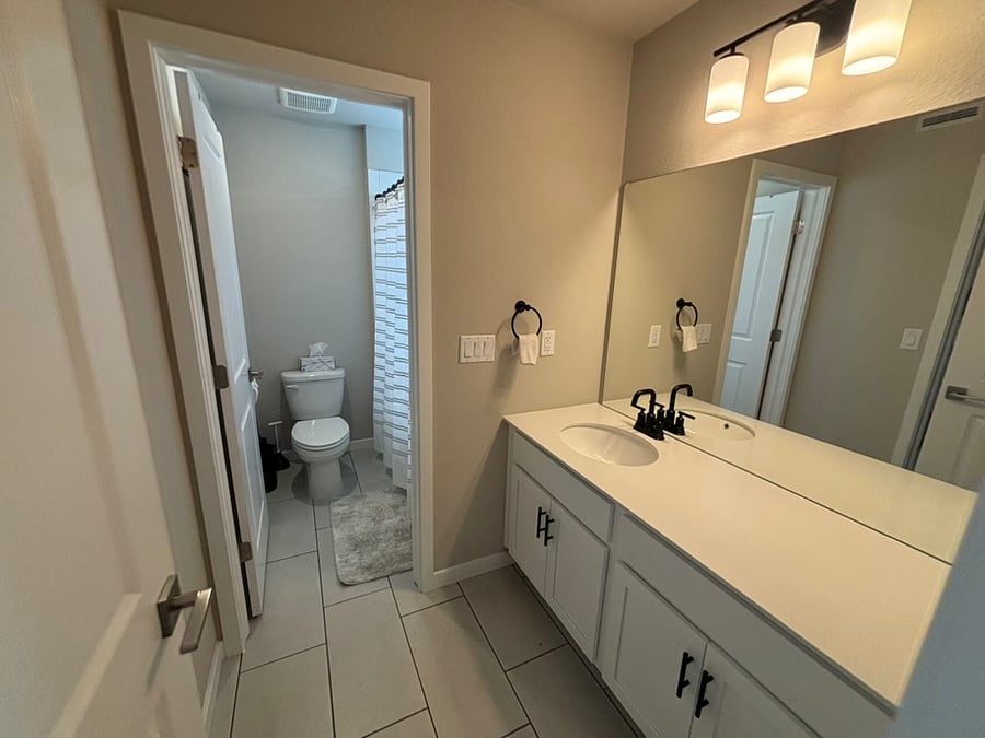 Jack and Jill bathroom between guest bedroom and office. O