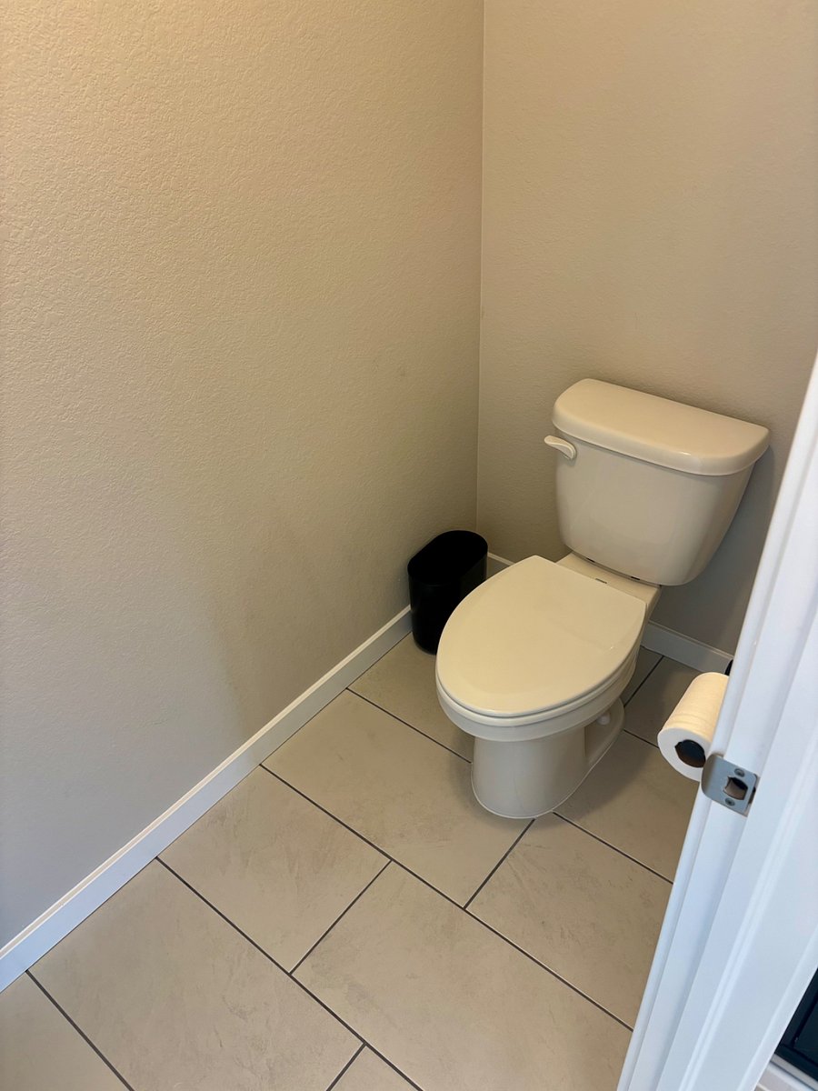 Master bathroom commode room