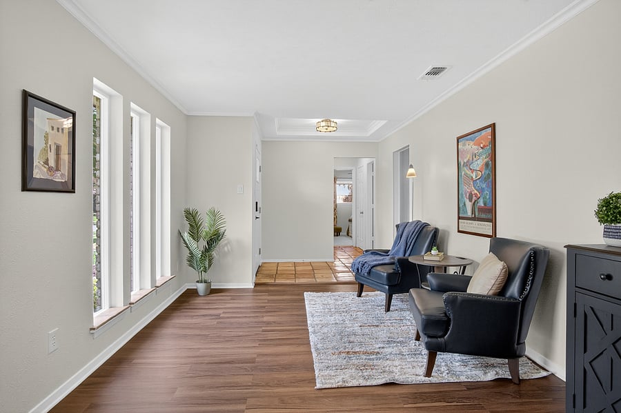 Second sitting room
+Two chairs with reading lamp