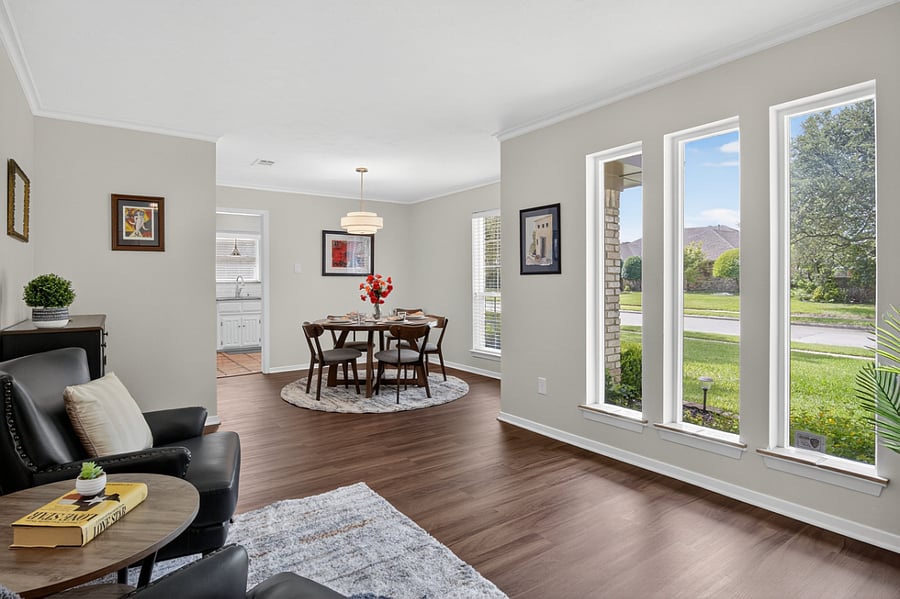 Second sitting room & dining room
+Two chairs with reading lamp
+Wine cabinet
+Dining table with seating for 4-6