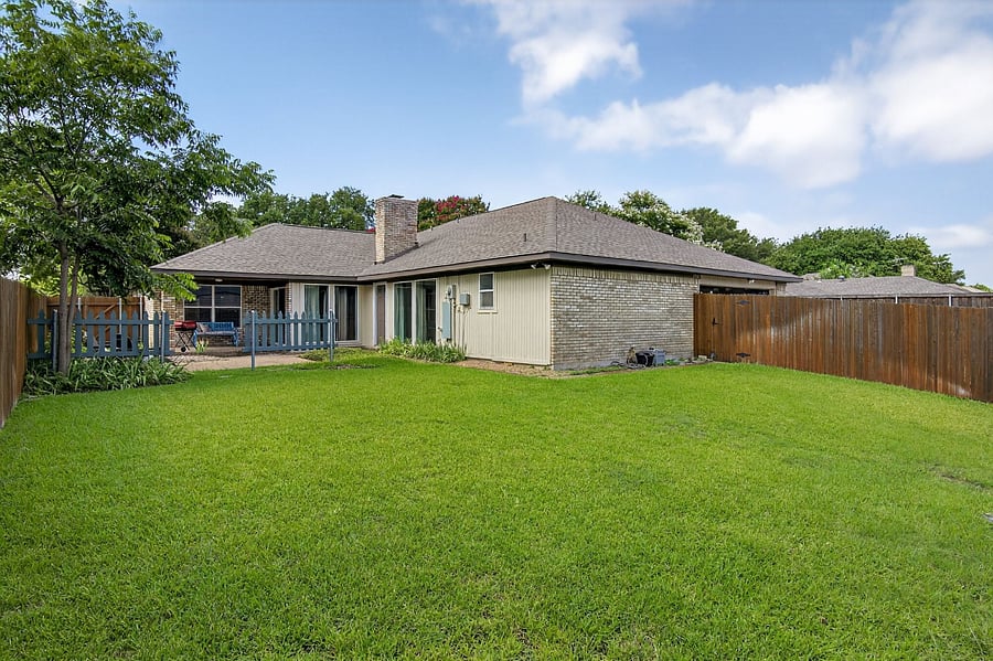 +4 Bedroom / 2 bathroom | 2200 square foot home
+Lawn maintenance covered / Every two weeks
+Fully fenced back yard