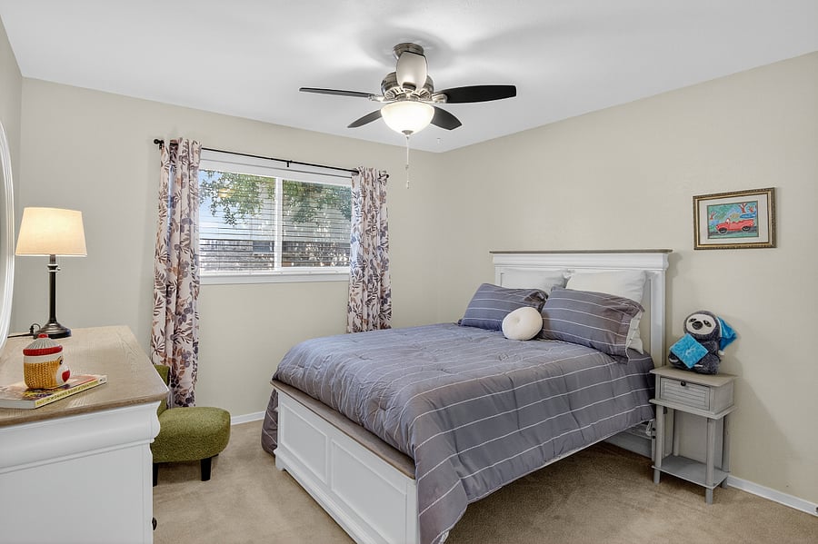+Bedroom 2
+Full bed
+Closet
+Dresser
+Ceiling fan