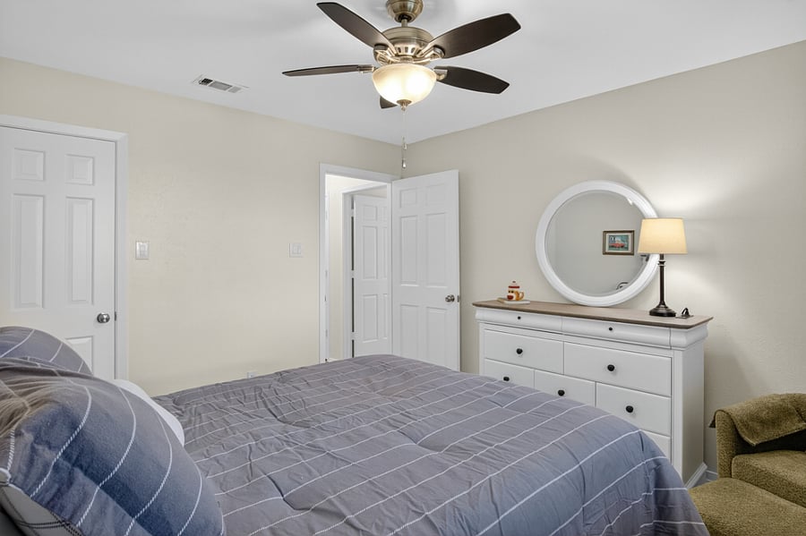 +Bedroom 2
+Full bed
+Closet
+Dresser
+Ceiling fan