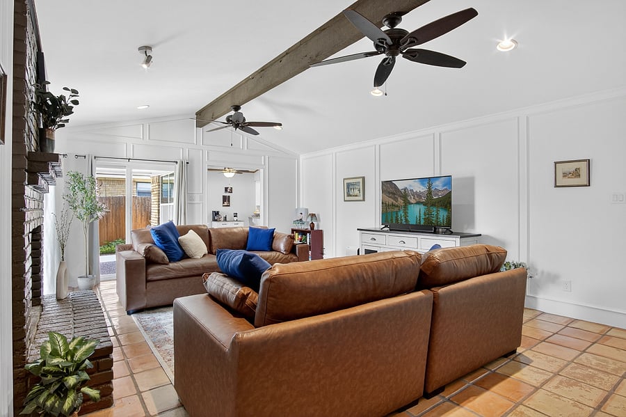 +Leather couches
+Roku TV with soundbar
+Floor to ceiling windows
+Blackout insulated curtains
+Ceiling fans
