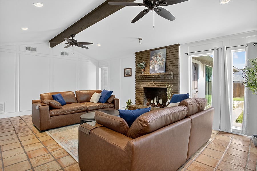 +Leather couches
+Roku TV with soundbar
+Floor to ceiling windows
+Blackout insulated curtains
+Ceiling fans