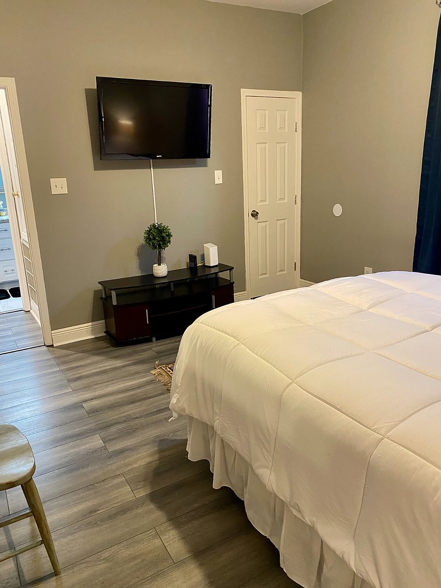 "Canal Street" room. Queen size bed.