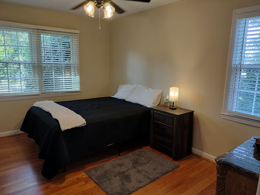 Front corner bedroom, queen bed, 55" TV, built-ins