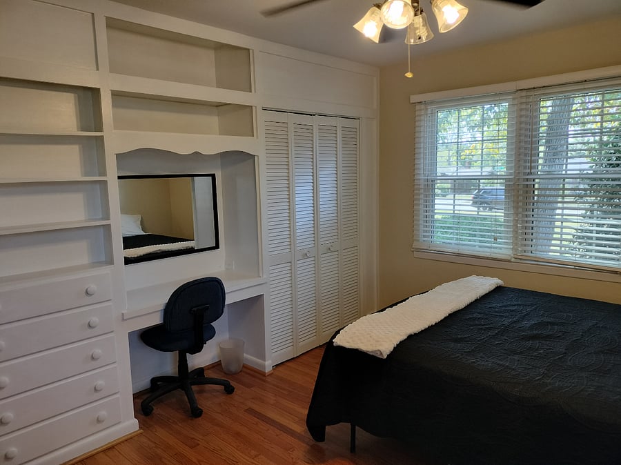 Front corner bedroom, queen bed, 55" TV, built-ins