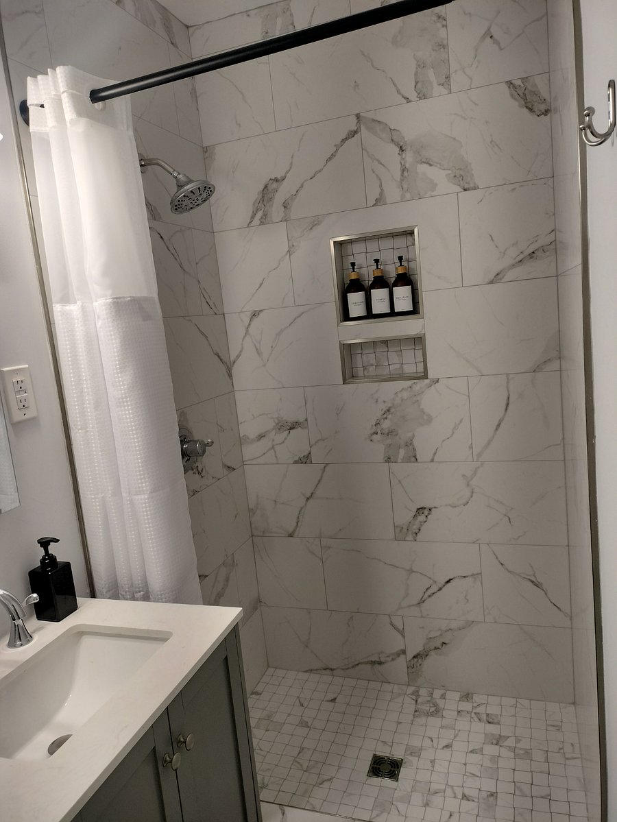 Private bath (shower)