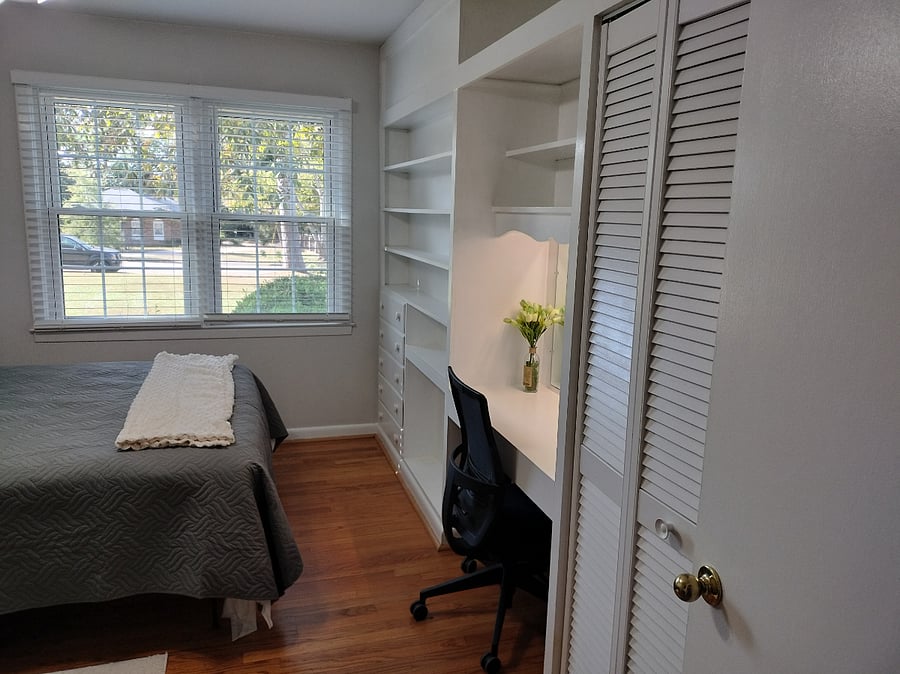 Front mid bedroom, queen bed, 55" TV, built-ins
