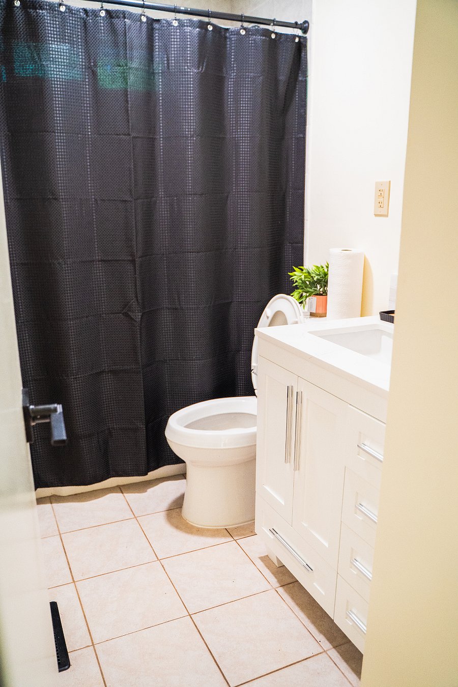 Shared full bathroom