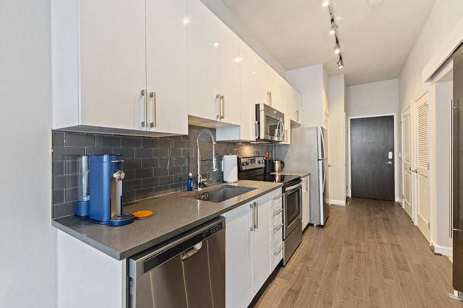 Fully equipped kitchen (stainless steel cookware, plates, bowls, utensils, full size fridge, oven, dishwasher)