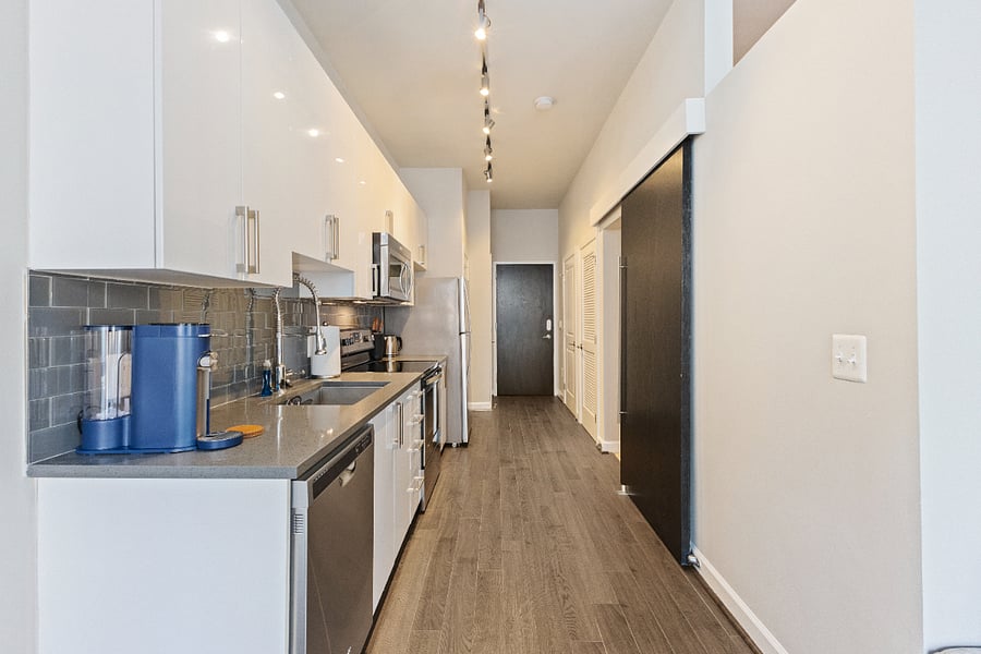 Fully equipped kitchen (stainless steel cookware, plates, bowls, utensils, full size fridge, oven, dishwasher)