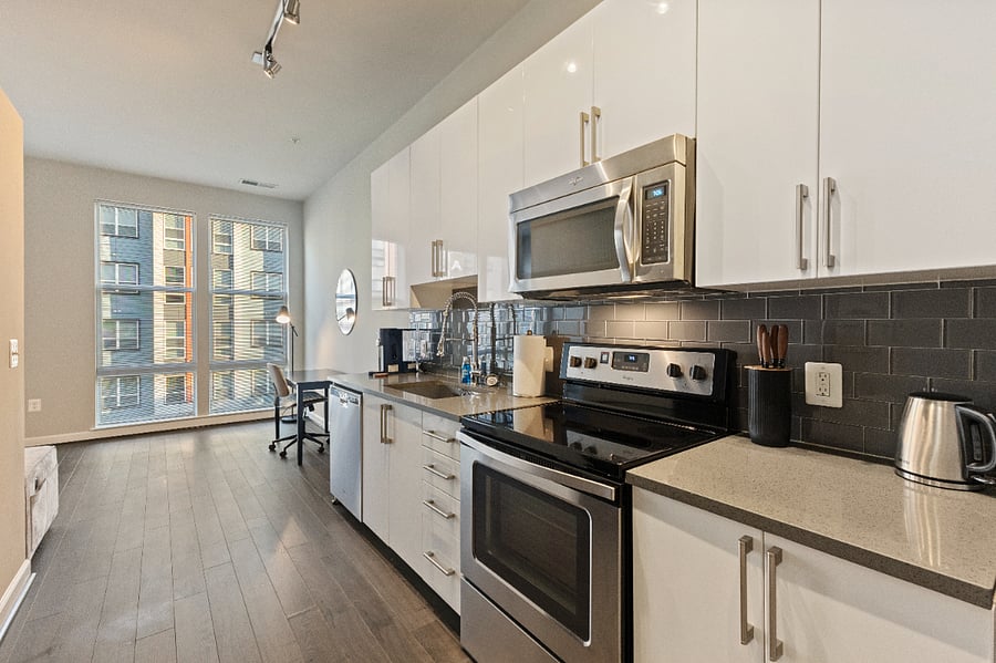 Fully equipped kitchen (stainless steel cookware, plates, bowls, utensils, full size fridge, oven, dishwasher)