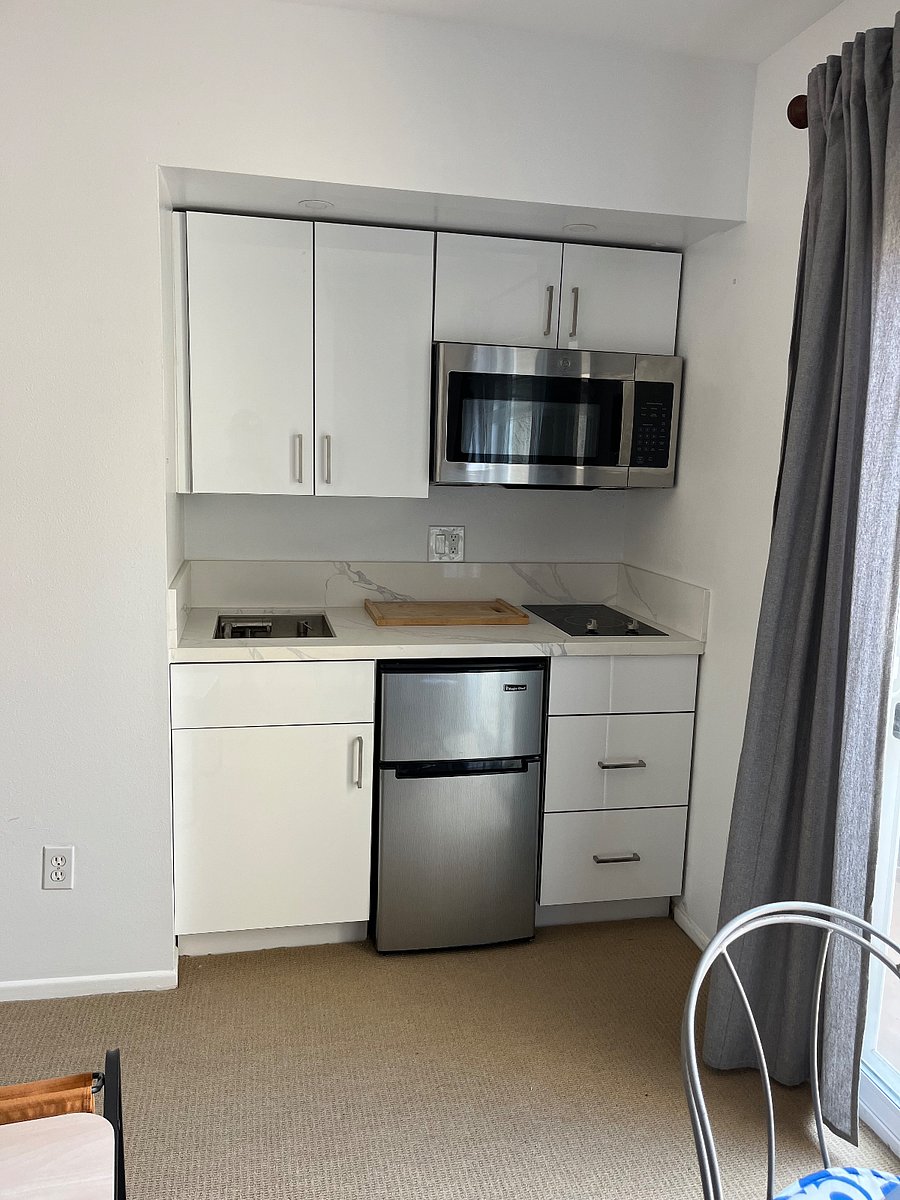 Kitchenette includes microwave, stovetop, and refrigerator.
