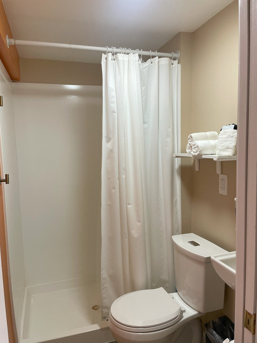 Bath 3: 1st Floor, Serves Common Areas