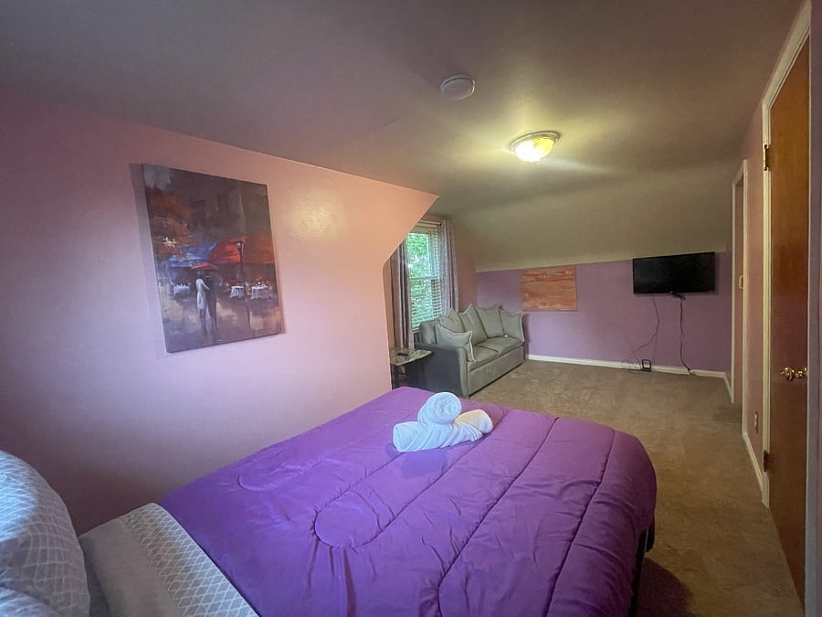 Bedroom 3: 2nd Floor, Full-size bed, Full-size pullout couch, walk-in closet, dresser, Smart TV.