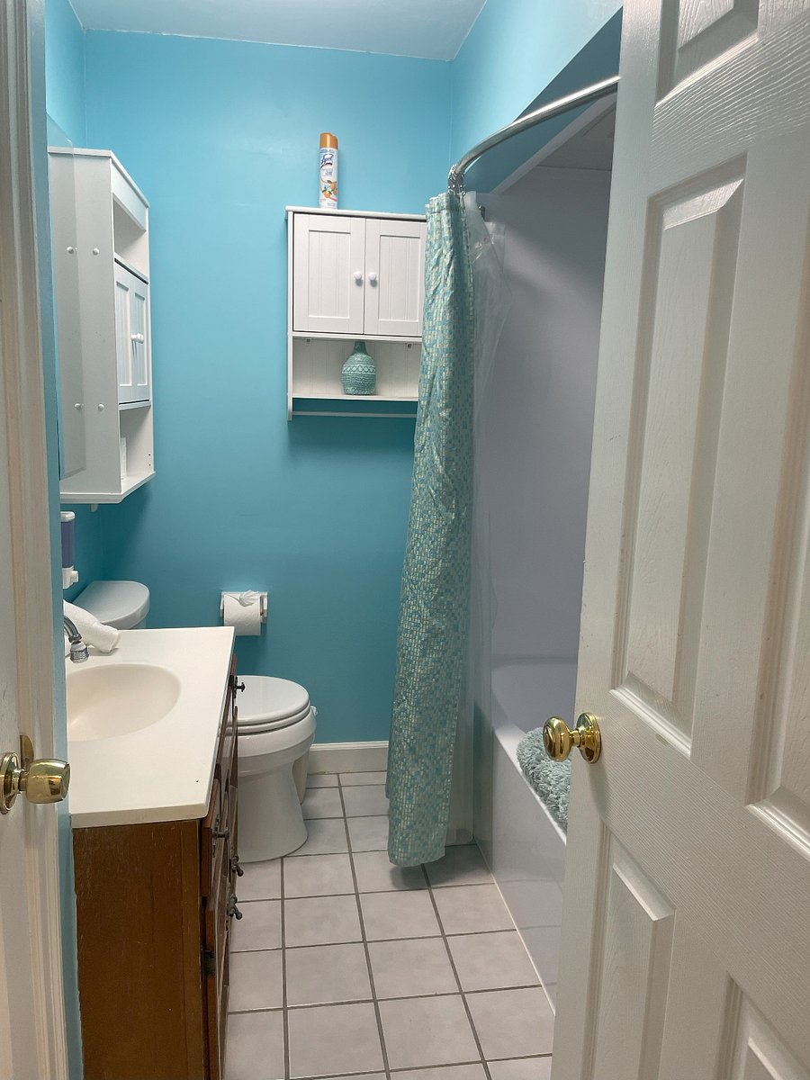 Bath 1: 1st Floor, Serves Bedrooms 1 and 2