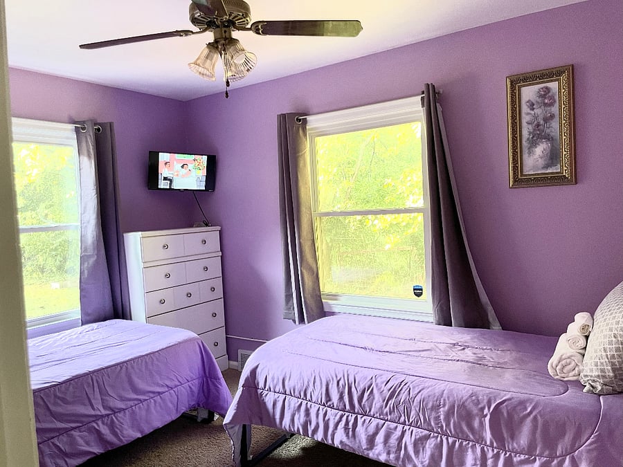 Bedroom 2: 1st Floor, 2 twin beds, dresser, closet, Smart TV