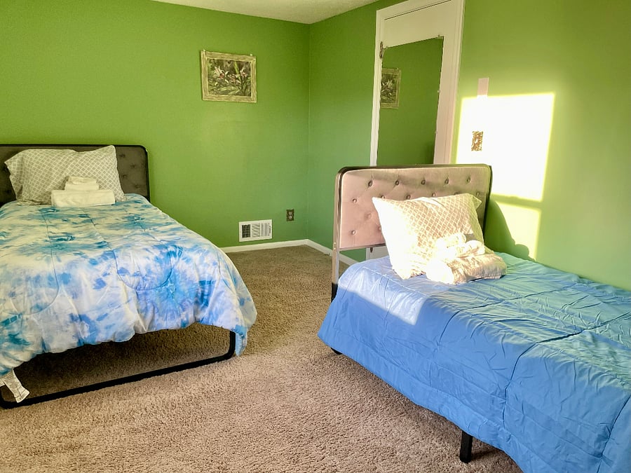 Bedroom 4: 2nd Floor, 2 twin beds, walk-in closet, dresser, Smart TV