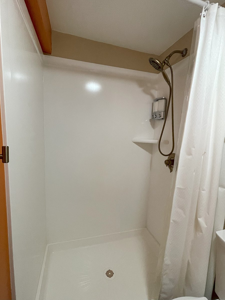 Bath 3, 1st Floor