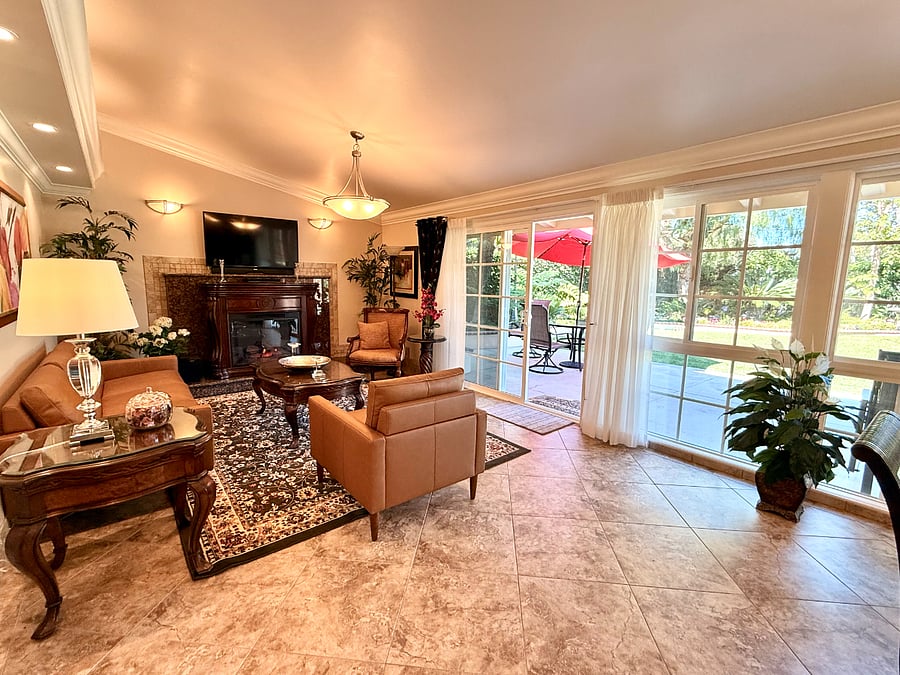 Living Room - Pic 2