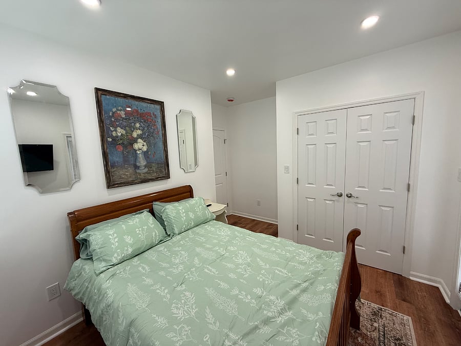 Room 3:Queen-size bed
Shared bathroom (with Room 2)
Built-in closet
Smart TV
Wall-mounted HVAC unit
Free parking on premises

