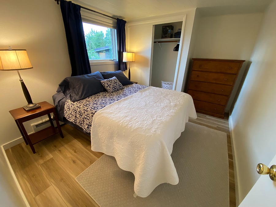 Bedroom 1, Queen bed