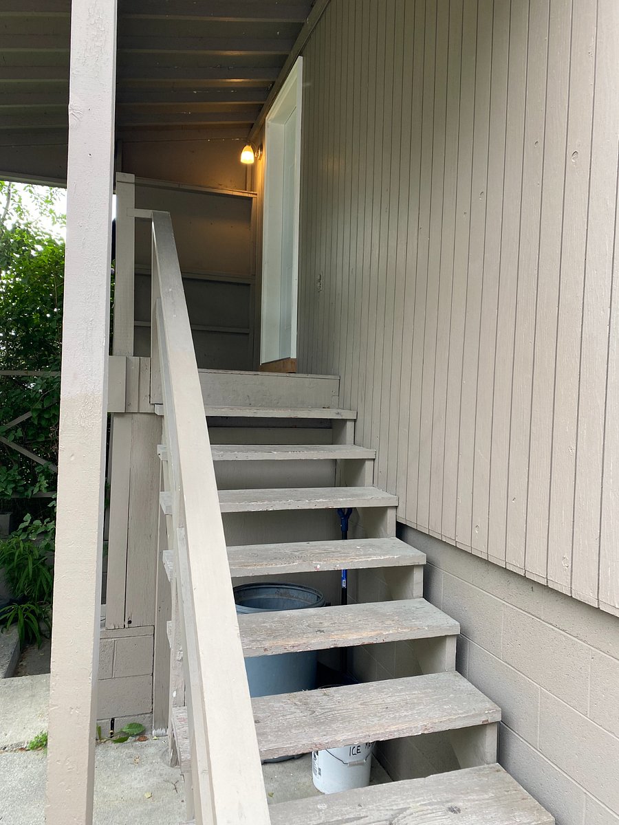 Side stairs to keyless tenant entrance
