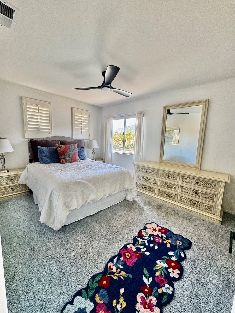 upstairs queen bedroom 