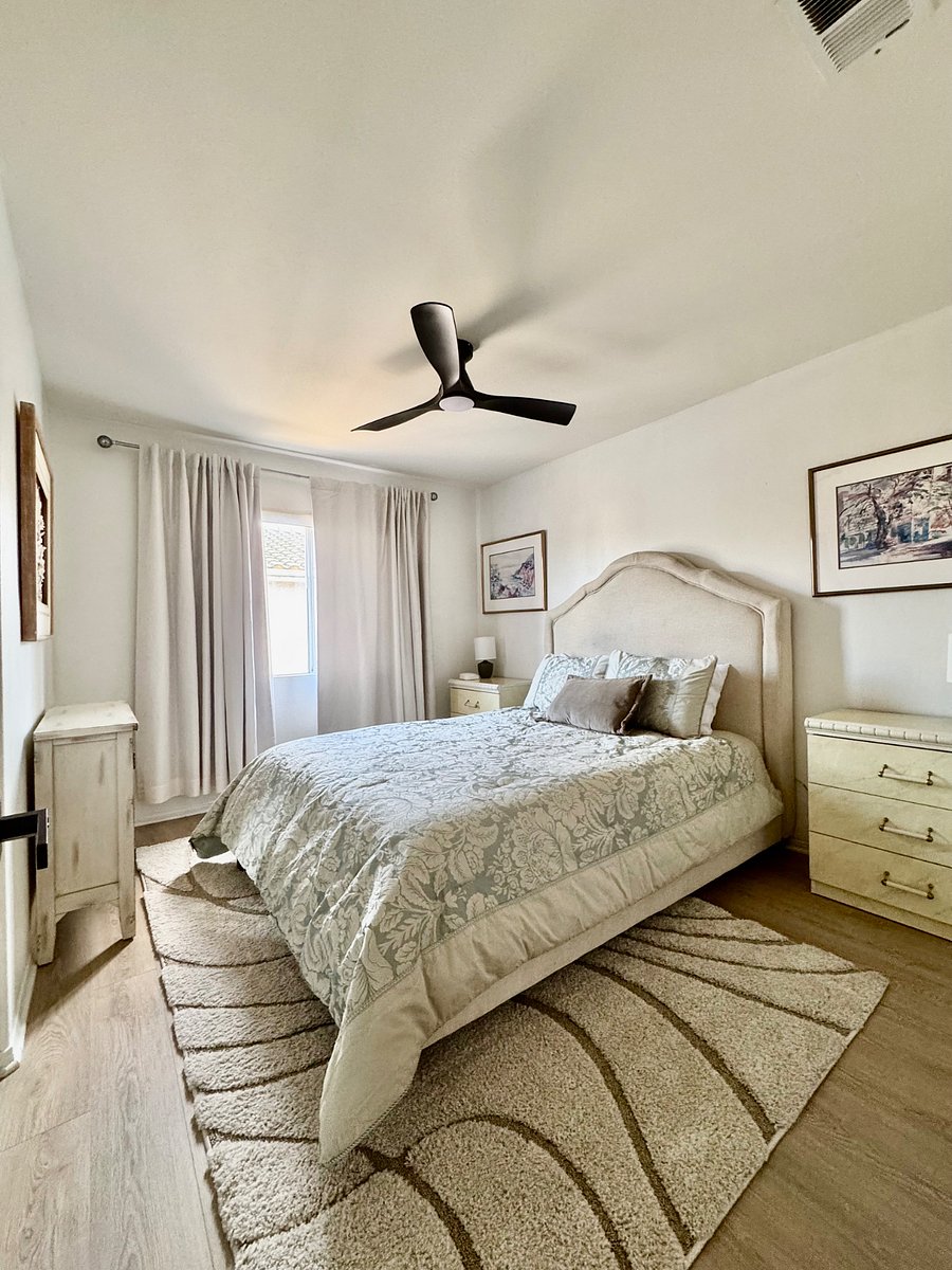 Upstairs queen bedroom 
