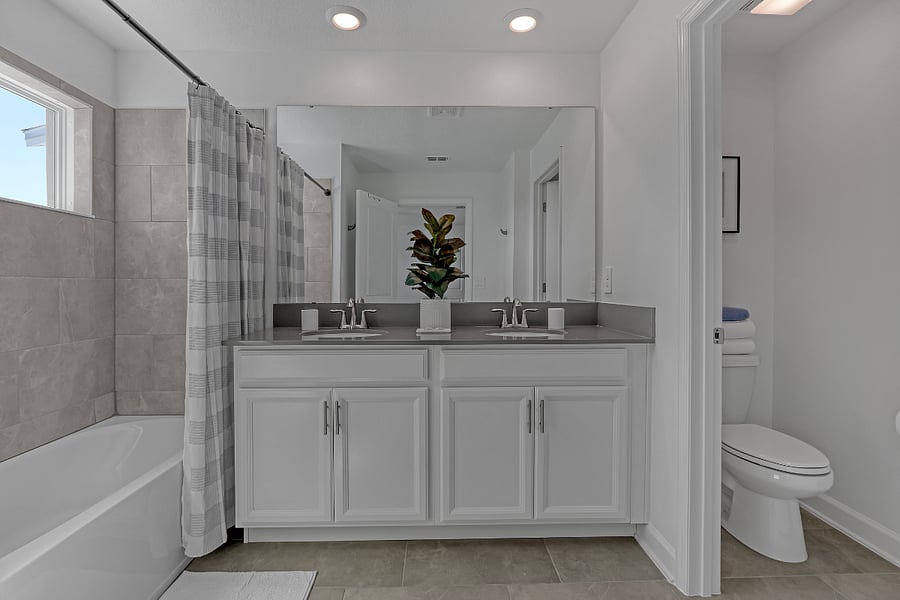 Primary ensuite with hairdryer, towels & private toilet. 