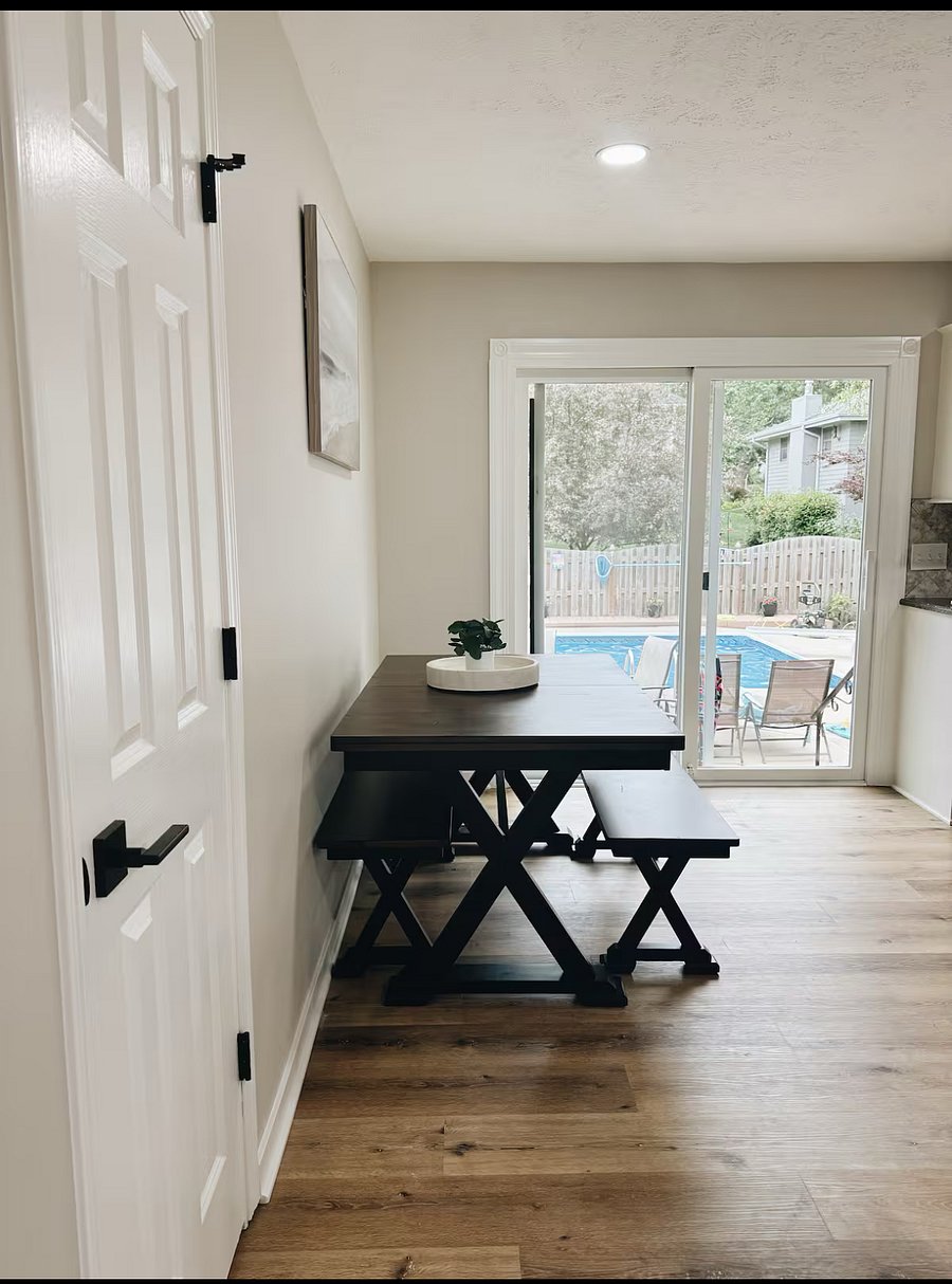 Dining table, that extends to make longer.