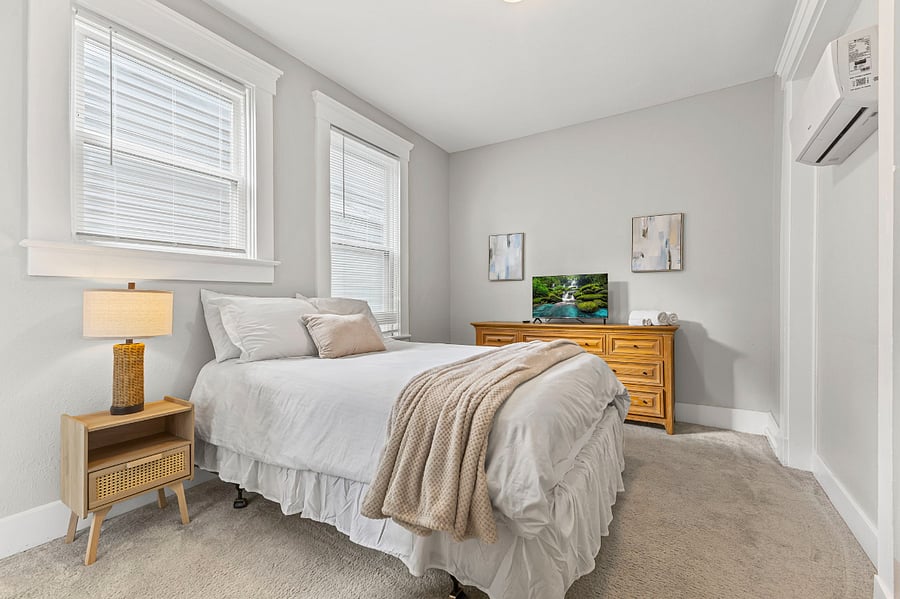 Bedroom 2 - Queen bed