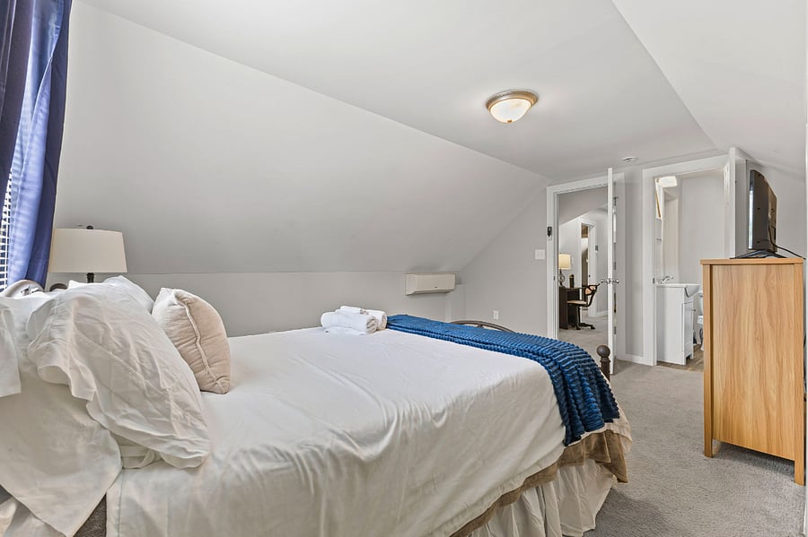 Bedroom 5 - Queen size bed