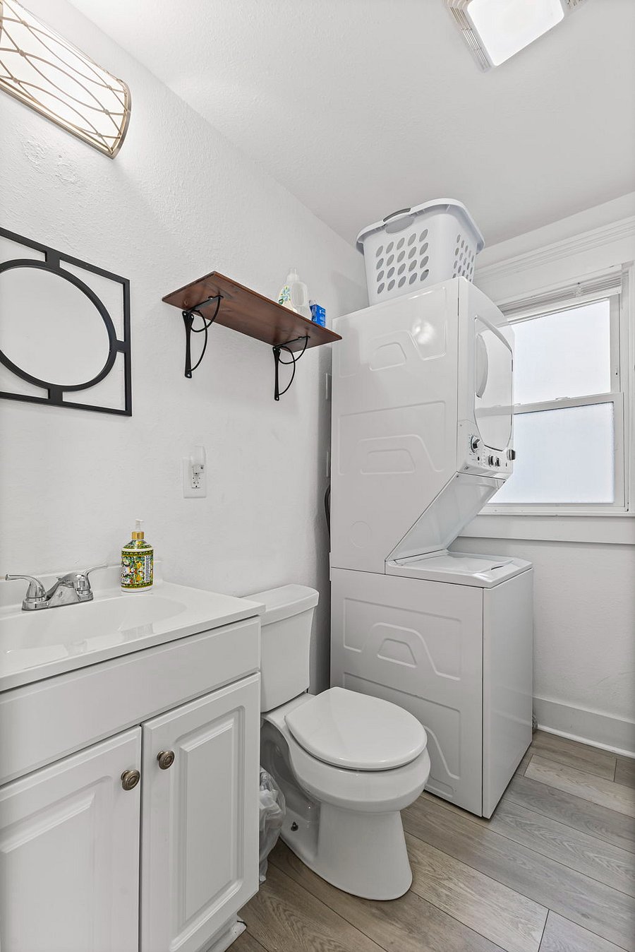 1/2 bath and laundry