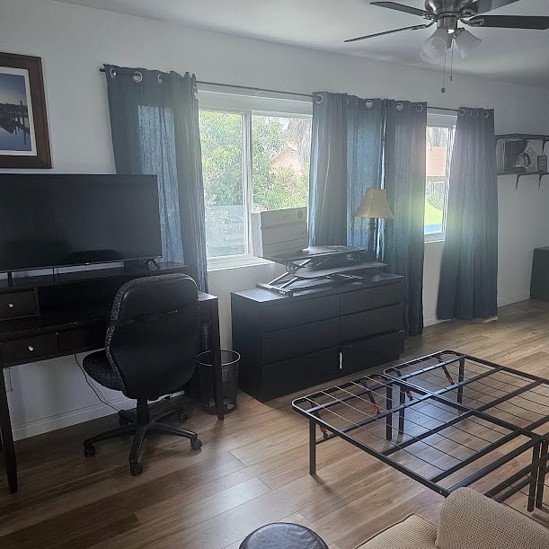 Desk/ Smart TV