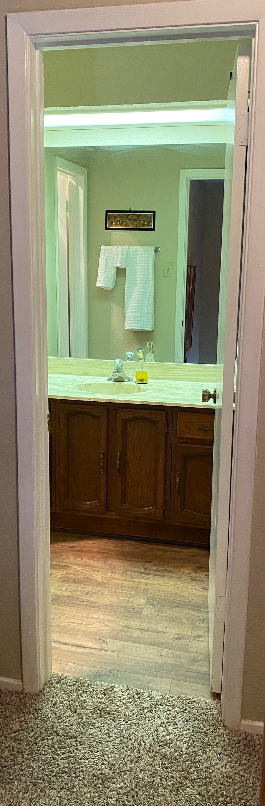 Upstairs hall full bathroom