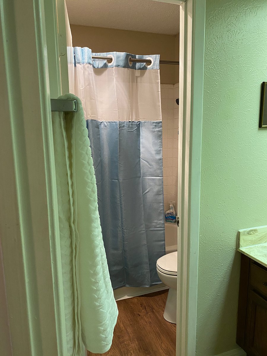 Upstairs hall full bathroom