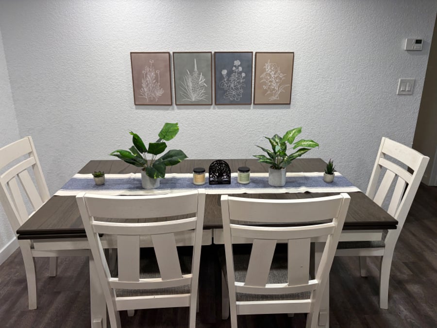 Dining area with seating for 6.