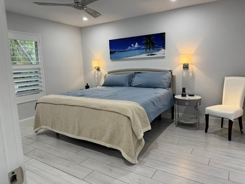 Master with adjustable head/foot bed. Split controls.