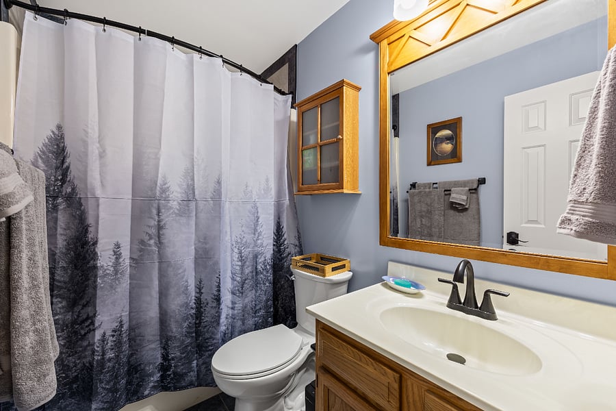 Upstairs bathroom with bath tub/shower