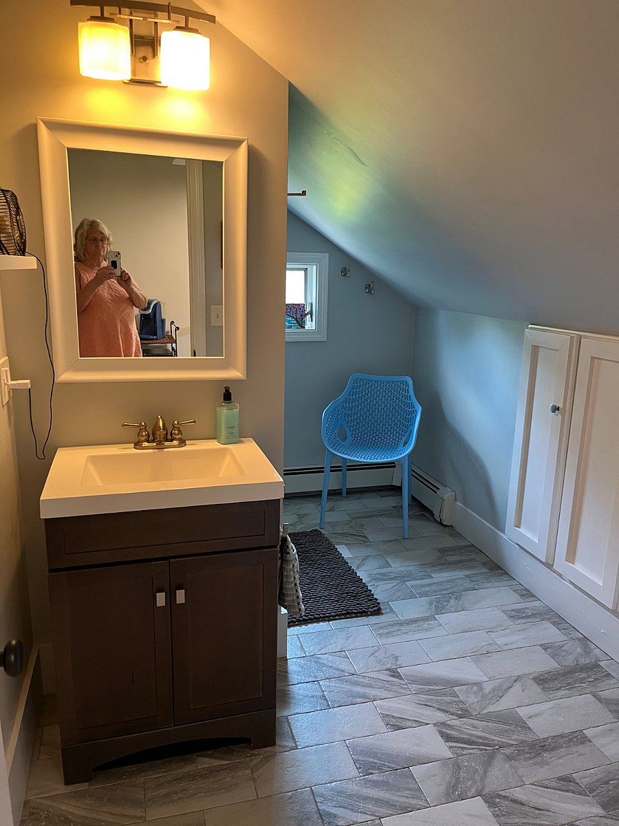 Private Tiled Bathroom with Vanity/Storage, Mirror