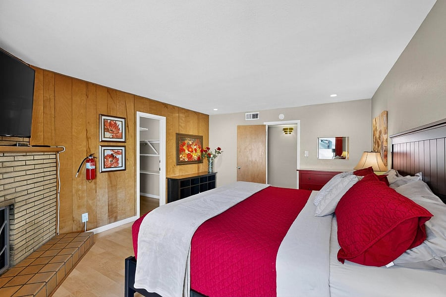 Second bedroom with king bed, Smart TV, walk-in closet, access to back yard